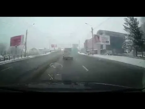 У Луцьку «летючий» гіпсокартон ледь не протаранив авто (відео)