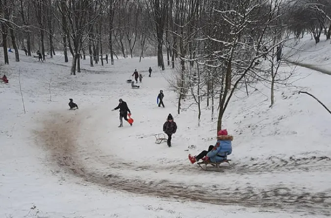 На санчатах, на лопатах і на животі: луцька малеча дочекалася снігу (фото, відео)