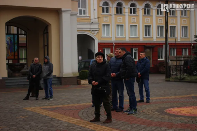 У Луцьку на колінах попрощалися зі ще одним загиблим Героєм (фото)