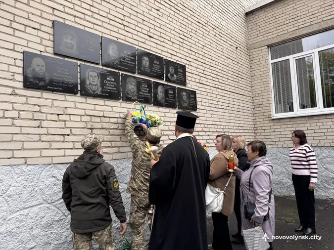 У Нововолинську відкрили меморіальні дошки полеглим випускникам ліцею №5 (фото)