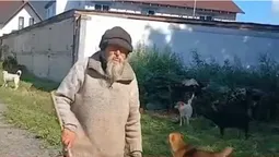 Матюкає, показує дупу, б'є лопатою: безхатько тероризує цілий район у Ковелі (відео)