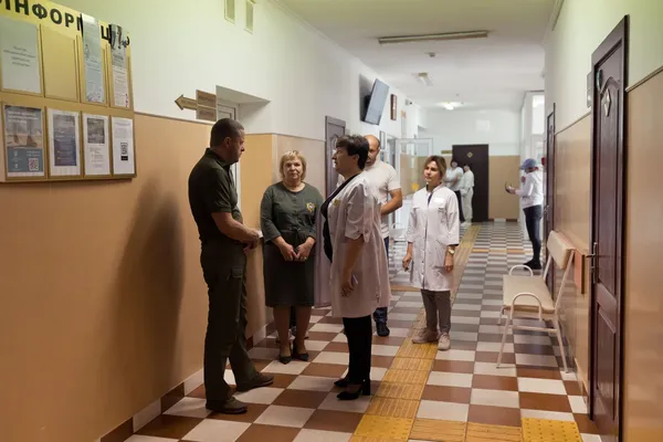 Безпекова ситуація, нагороди поліцейським та робота лікарень: Іван Рудницький відвідав Ковельський район (фото)