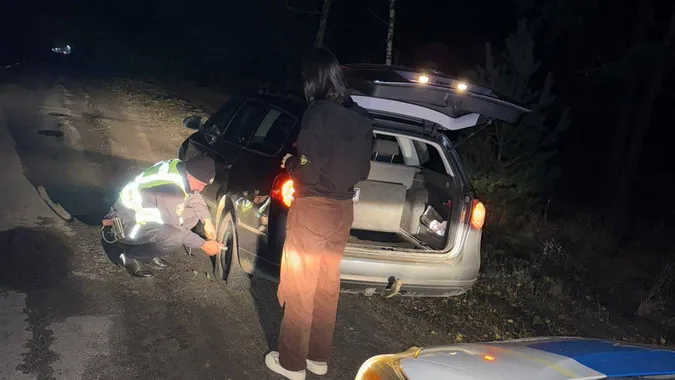 У Маневичах поліцейські допомогли водійці замінити пробите колесо