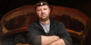 «Є відчуття, що займаюся потрібним ділом»: як лучанин «Ден» зі 100-ї ОМБр повертає до життя автівки побратимів (фото)