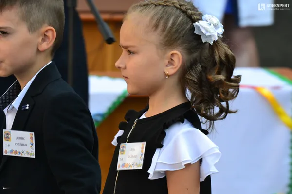 Якими були зачіски першокласниць луцької школи №9 (фото)