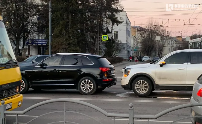 У центрі Луцька сталася ДТП за участю елітних позашляховиків (фото)