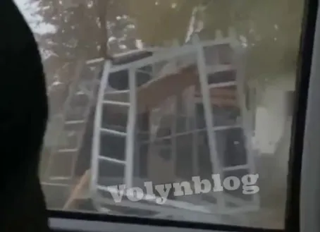 На Волині водій «Мерседеса» зніс зупинку (відео)