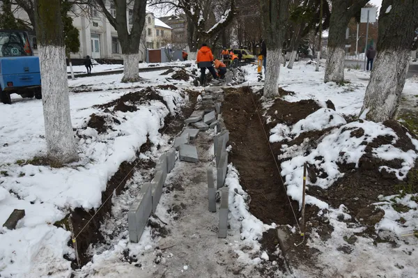 Буде пішохідна доріжка з твердим покриттям