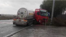 Занесло при гальмуванні: на волинській трасі вантажівка врізалась в електроопору (фото)