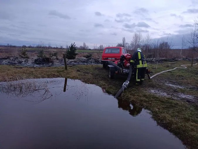 250 тонн води: на Волині людям затопило городи (фото)