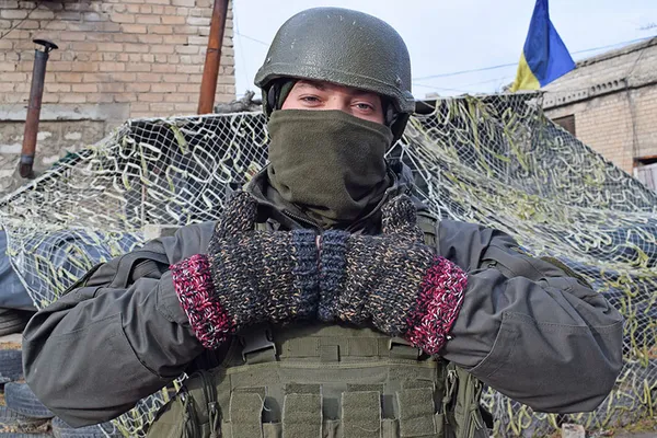 Найдобріше добро: українські військові отримали в'язані рукавиці від старенької лучанки (фото)