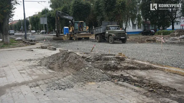 Їздять, ходять, ремонтують: що відбувається на проспекті Волі у Луцьку (фото)