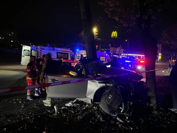У Луцьку авто на великій швидкості влетіло в стовп (фото, відео)