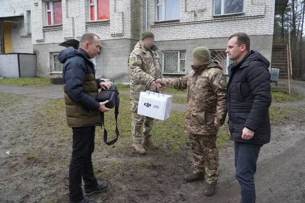 Генератор, коптер та планшети: волинській теробороні передали допомогу (фото)