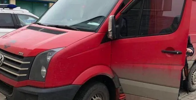 Перший пішов: у Рівному в п'яного водія конфіскували бус на потреби армії (фото)
