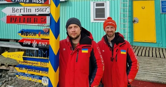 Українські полярники дерусифікували дороговказ біля Академіка Вернадського (фото)