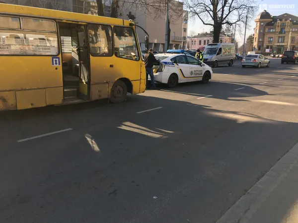 У центрі Луцька – аварія за участю маршрутки (фото)