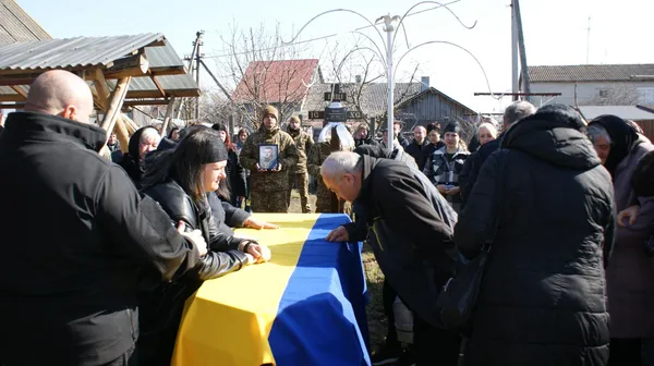 Врятована на фронті кішка Монка сиділа на труні: на Волині попрощалися з 23-річним азовцем «Фоксом» (фото)