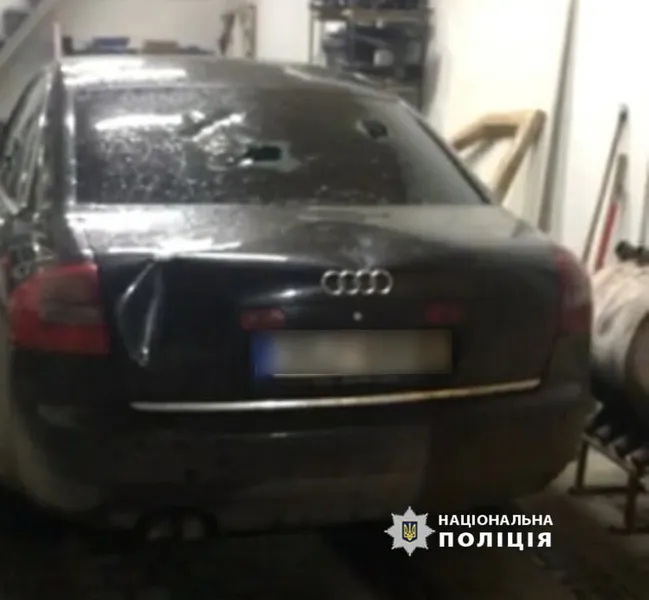 У Луцьку п'яний чоловік розбив скло в «ауді» та «мерседесі» (фото)