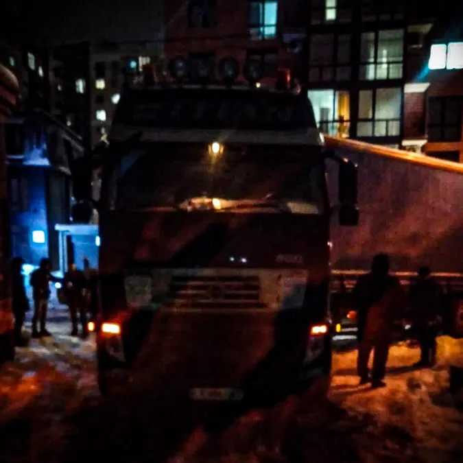 У Луцьку вантажівка перегородила дорогу: на місці працювали рятувальники