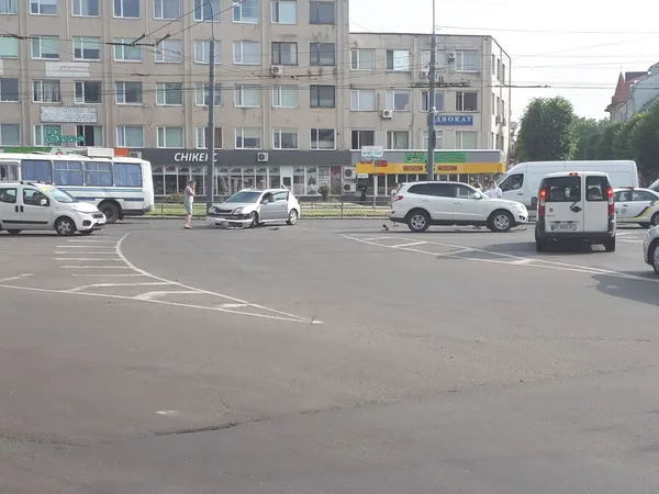 Відвалився бампер: у Луцьку не розминулися дві автівки (фото, відео)
