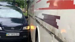 У Нововолинську не поділили дорогу автобус і легковик (фото, відео)