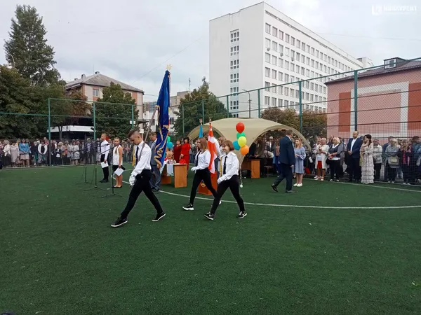 Веселі і сумні: святкування першого дзвоника у луцькій школі №9 (фото)