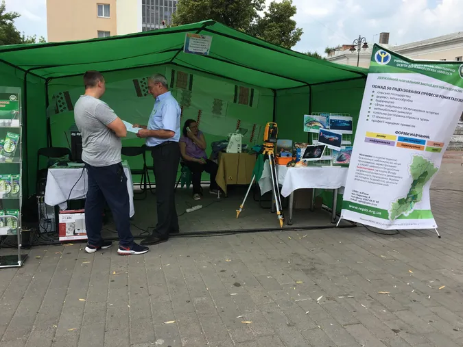 У центрі Луцька пропонують роботу або нову професію (фото)