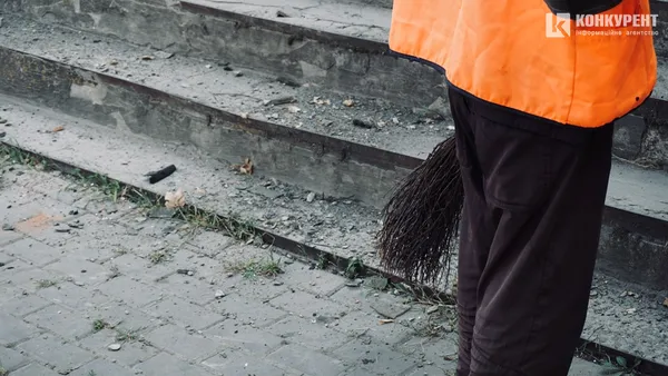 Гоять рани та латають домівки: як у Луцьку оговтуються після обстрілу (фото)