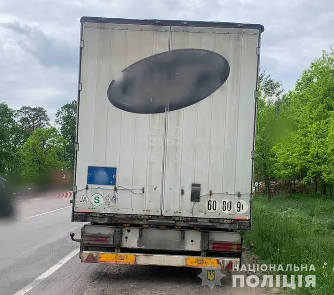 У Луцькому районі на блокпосту зупинили фуру, «забиту» дубовими колодами (фото)
