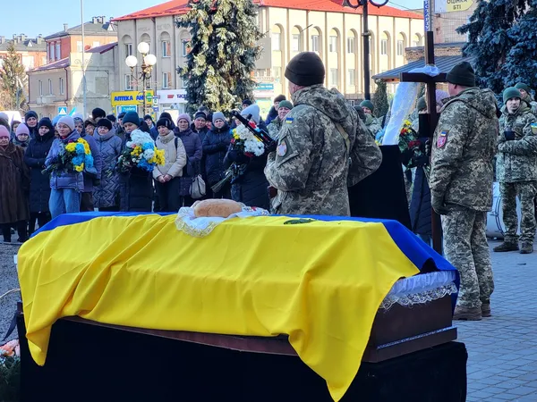 На Волині в останню путь провели Героя Романа Ващука (фото)
