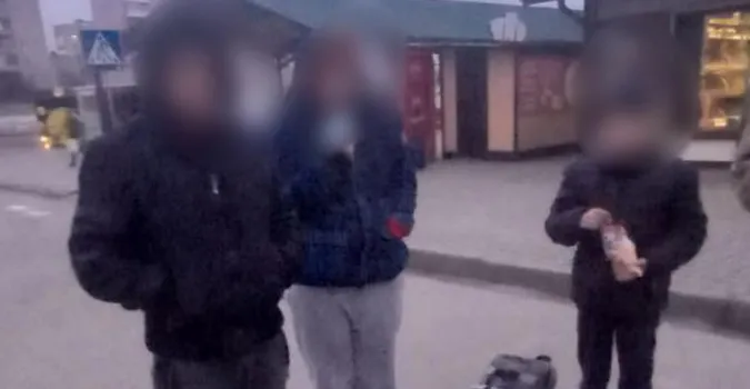 У Луцьку патрульні допомогли сім'ї з Харкова, яка не могла виїхати з міста (фото)