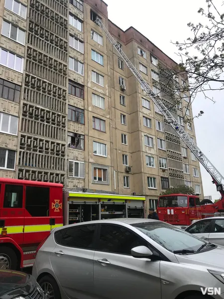 Люди чули вибух: деталі пожежі в багатоповерхівці у Луцьку (фото)