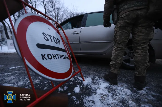 В урядовому кварталі Києва СБУ шукає диверсантів і заборонені предмети (фото)