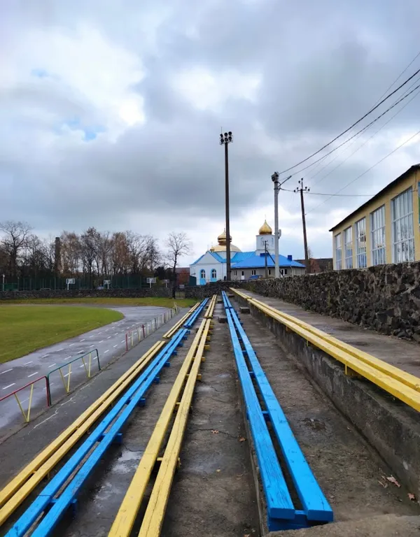 Місця для сидіння на футбольному полі