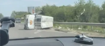 Під Луцьком перекинувся бус та заблокував об'їзну дорогу (відео)