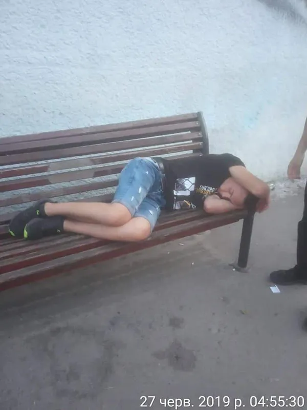 У Луцьку розігнали п'яниць, які спали на лавках (фото)