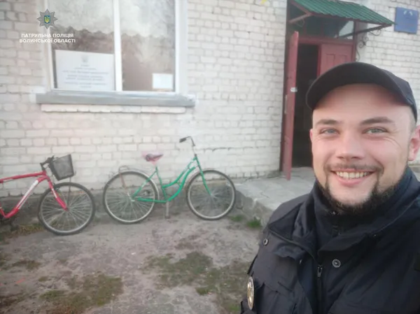 Що робить поліція на виборчих дільницях (фото)