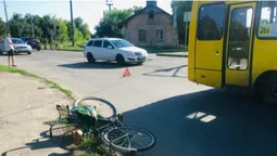 У Луцьку маршрутка збила велосипедиста (відео)