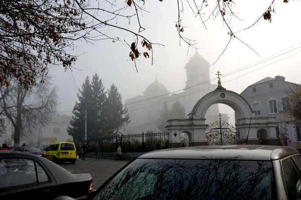 Ранковий Луцьк у тумані (фото)