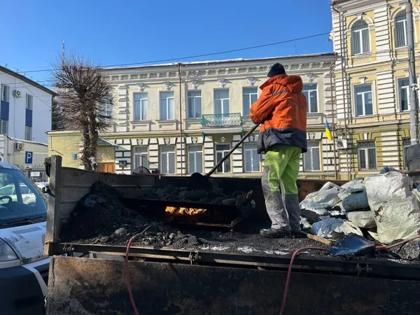 Аварійний ремонт: у Луцьку по всьому місту «латають» ями на дорогах (фото)