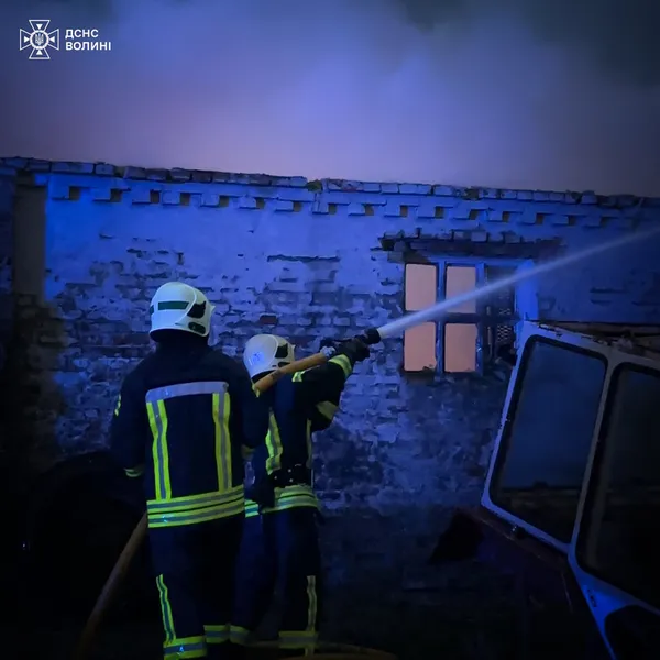 Як гасили жахливу пожежу на Омелянику в Луцьку (фото, відео)