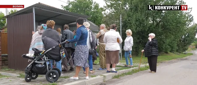 Біля Луцька люди «воюють» за можливість їздити автобусом (відео)