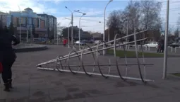 У Луцьку розбирають новорічну ялинку біля "Променя" (фото)