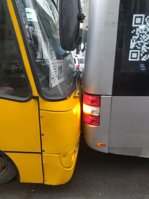 У Луцьку маршрутка в'їхала у новий MAN (фото, оновлено)