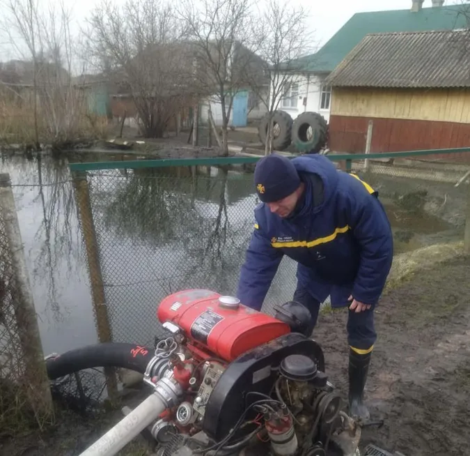 Затопило: у Голобах з присадибної ділянки відкачали 250 м кубічних води