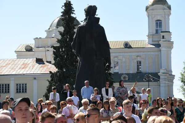 160 золотих та 43 срібних: у Луцьку вручили медалі випускникам (фото, відео)