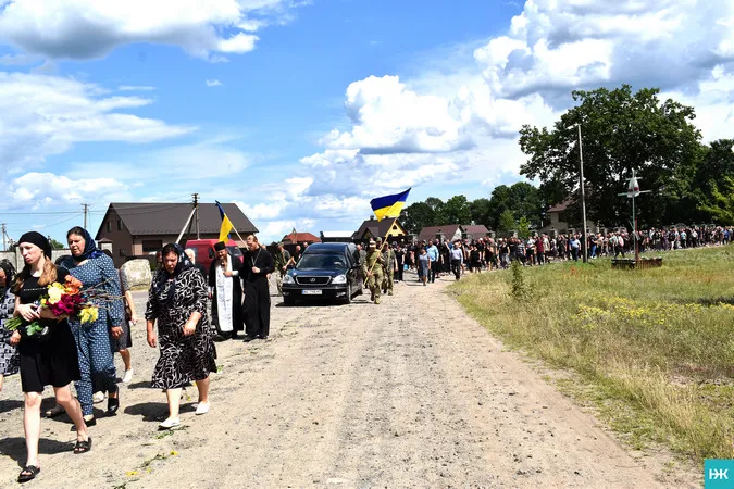 У Любешівській громаді оплакували полеглого воїна Валерія Баса (фото)