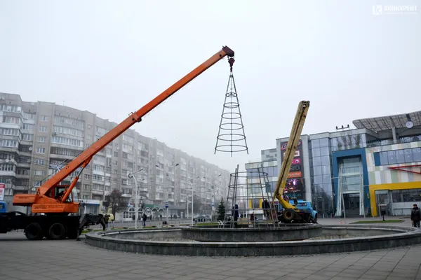 Біля луцького «Променя» монтують святкову ялинку (фото)