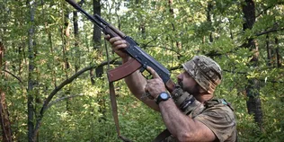 Знищує ворожі дрони звичайним автоматом: як боєць волинської «сотки» вартує небо на фронті (фото)